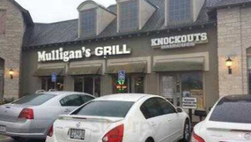 Mulligan's Grill outside