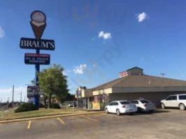 Braum's Ice Cream Dairy Store outside