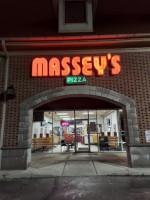 Massey's Pizza Powell outside