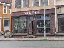 Café Le Frère outside