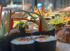 Sushi Me Rollin food
