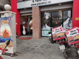 Pizza Hut Tô Hiệu outside