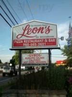 Leons Pizza outside