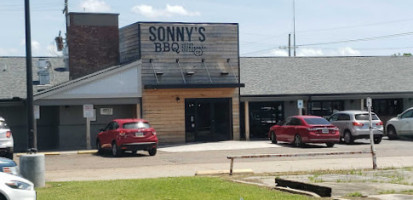 Sonny's -b-q outside