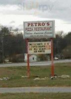 Petro's Pizza outside