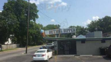 Bethel Dipper outside