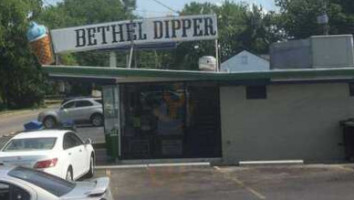 Bethel Dipper outside