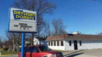 Daylight Donuts outside