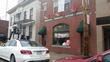 Pizza House outside