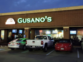 Gusanos Chicago Style Pizzeria outside
