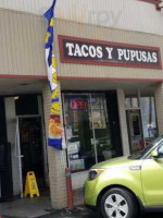 Tacos Y Pupusas outside