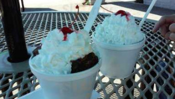 Willy's Ice Cream Parlor food