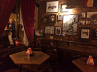 Erin's Pub inside