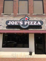 Joes Pizza outside