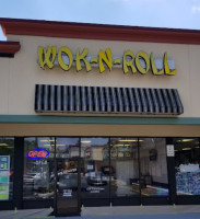 Wok-N-Roll outside