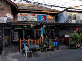ร้านอาหารนัมเบอร์วัน ขายอาหารมังสวิรัติและอาหารไทย inside