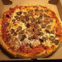 Ari's Pizza Subs food