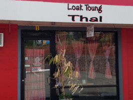 Loak Toung Thai outside