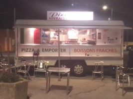 Pizza Isa outside