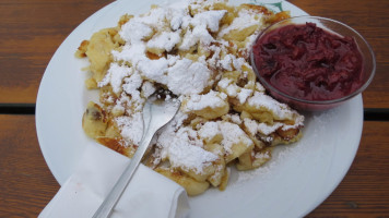 Hauserbauer's Gipflstadl food