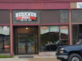 Berkner Pizza outside