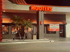 Hooters outside