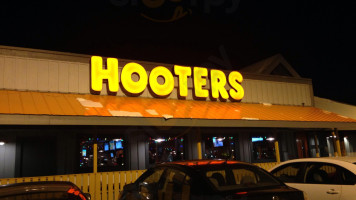 Hooters Downers Grove outside