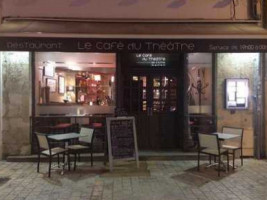 Le Café Du Théâtre inside