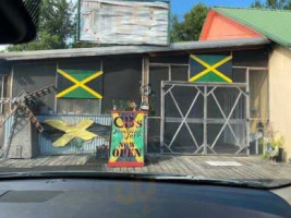 Cb's Jamaican Jerk outside
