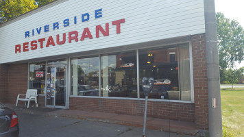 Riverside Restaurant outside