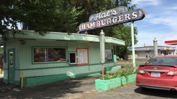 Hal's Hamburgers outside