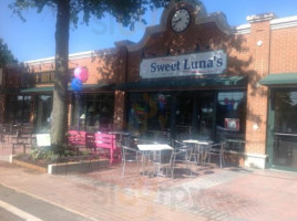 Sweet Luna's Frozen Desserts Bubble Tea inside