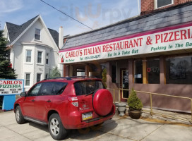 Carlos Pizza outside