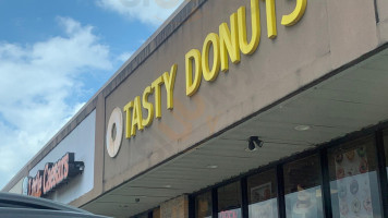Tasty Donuts outside
