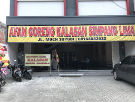 Ayam Goreng Rebus Kalasan Simpang Lima outside