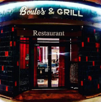 Boules Grill outside