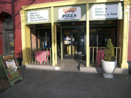 Fregene's Pizza outside