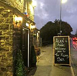 Anne Alan Sild At The Rising Sun, Shelley outside