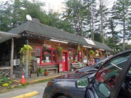 Creekside Market And Grille outside