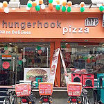 Hungerhook Pizza outside
