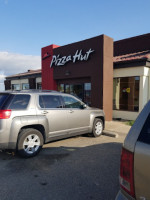 Pizza Hut Dauphin outside