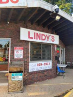 Lindy's Seafood outside
