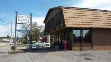 The Rusty Spur Diner outside