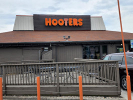 Hooters outside