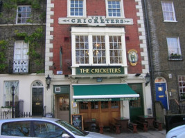 The Cricketers Kew Green outside