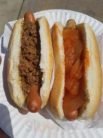 Cal's Hotdogs food