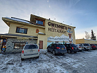 Gwennies Old Alaska Restaurant outside