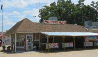 Phelps's Hog Heaven outside