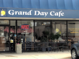 Grand Day Cafe outside