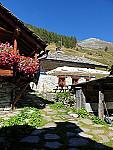 Rifugio Alpenzu outside
